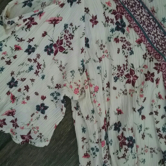 Cold-Shoulder Floral Top - Picture 3 of 4